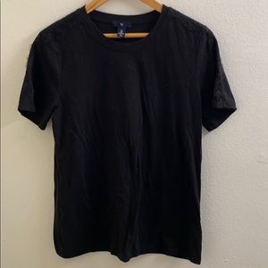 Gap black lace on the shoulders shirt Med